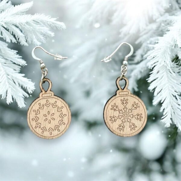 Holz Weihnachtskugel Ohrringe – Einzigartige Weihnachtsaccessoires – Bild 2