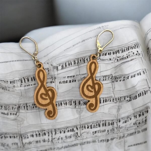Handgefertigte Holzohrringe mit Violinschlüssel mit Herz | Lasergraviert | Silber 925 Haken | Geschenk für Musikliebhaber – Bild 3