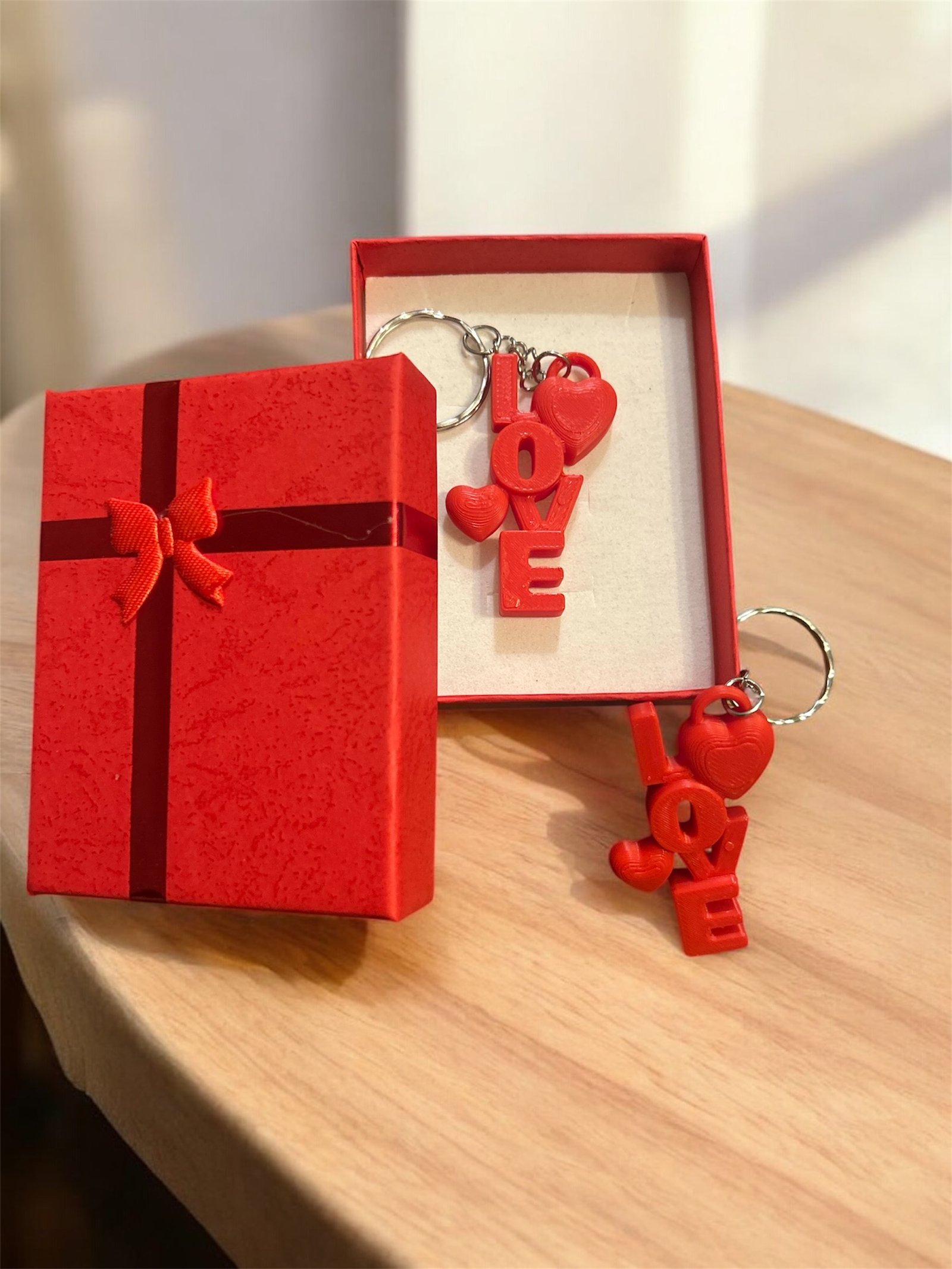Handgemachter 3D-LOVE Schlüsselanhänger – Inklusive Geschenkbox – Einzigartiges Liebesgeschenk in Rot – Bild 2